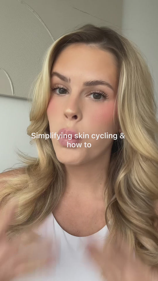 Charger et lire la vidéo dans la visionneuse de la Galerie, Influencer Chanelle introduces the concept of Skin Cycling.
